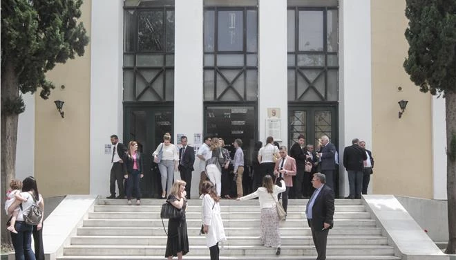 Ομοίωμα βόμβας με μια σημαία ελληνική και μια της Βεργίνας το ύποπτο αντικείμενο στα δικαστήρια